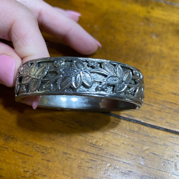 Vintage silver tone hinged bracelet embossed - Picture 1 of 4